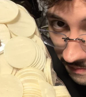 Influenciador compra saco de hóstia, reage ao sabor e polemiza