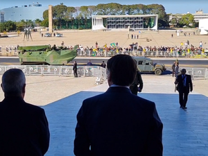 Bolsonaro acompanha desfile de tanques militares no Palácio do Planalto