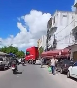Carreta fica atravessada em cruzamento e provoca congestionamento, em Arapiraca