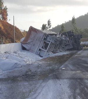 Motorista morre em tombamento de carreta na BR-101, em Alagoas