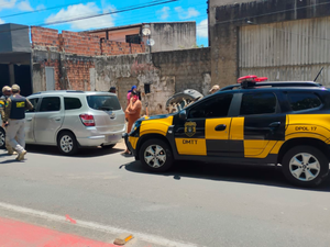 Fiscalização flagra condutora sem habilitação realizando transporte escolar