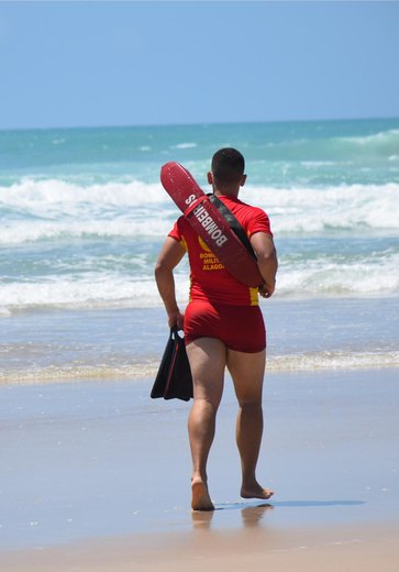 Turista de 43 anos é resgatado após se afogar na praia da Sereia