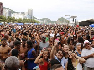 Médico diz como doença do beijo pode ser evitada no carnaval