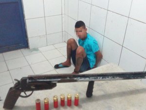 'Segurança' de boca de fumo é preso com espingarda e munições, em Maceió