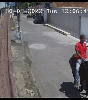 Polícia divulga imagens de dupla que usa cavalos para realizar assaltos