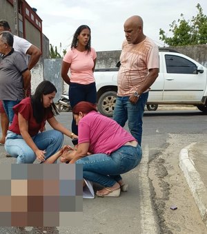 Homem tem pernas quebradas após colisão entre moto e poste em Penedo