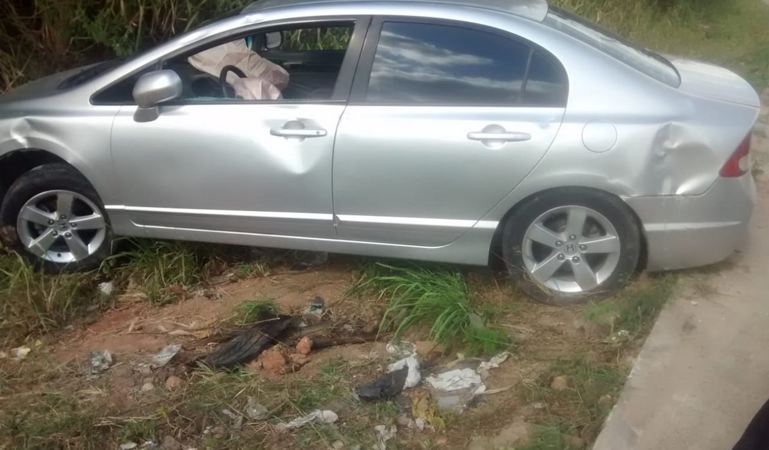 Por causa de buraco, motorista perde controle e provoca acidente em Arapiraca