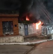 Vela acesa provoca incêndio e destruição de casa no bairro Bebedouro, em Maceió