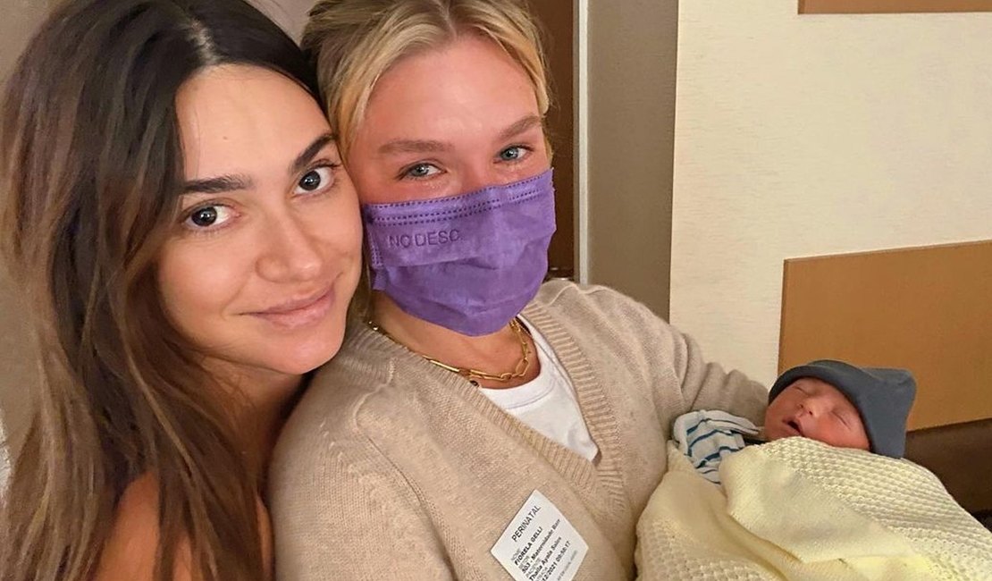 Thaila Ayala recebe visita de Fiorella Mattheis em maternidade