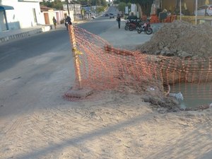 Cratera provocada pela Casal há três meses irrita moradores
