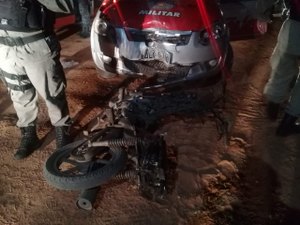 Com faróis apagados, condutor de cinquentinha colide contra viatura da PM
