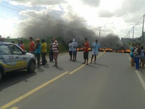 [VÍDEO] Moradores do residencial Aroeiras bloqueiam rodovia AL-115
