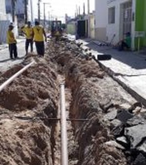 Substituição de rede de água beneficia 58 casas na Pajuçara, em Maceió