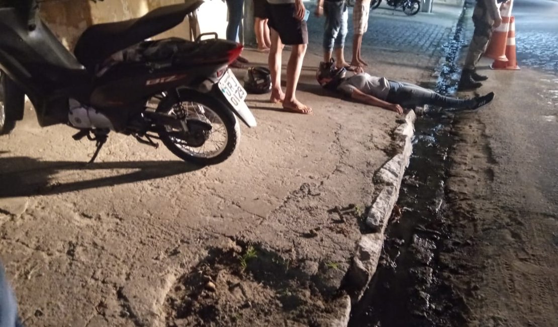 Colisão entre carro e moto deixa uma vítima em rua perto de shopping em Arapiraca
