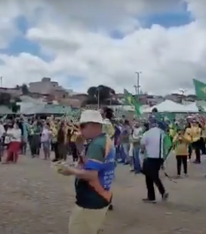 [Vídeo] Bolsonaristas ocupam estacionamento do Ginásio João Paulo II em ato a favor do presidente