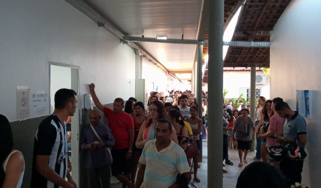 [Vídeos] Locais de votação fecham as portas com muitos eleitores nas filas para votar; outros chegaram atrasados