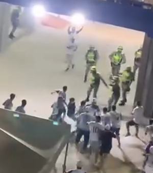 Imagens mostram torcedores do CSA partindo pra cima de PM´s no Rei Pelé