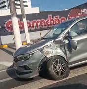Carreta avança sinal vermelho e provoca acidente na Avenida Fernandes Lima