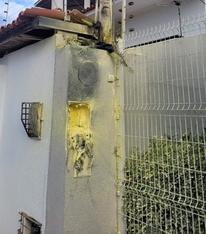 Contador de energia pega fogo em escola no bairro da Pitanguinha, em Maceió