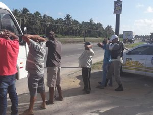 Veículos são recolhidos durante operação no Litoral Sul
