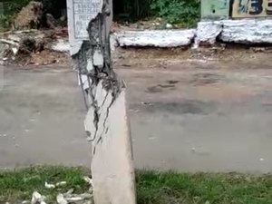 Poste “partido ao meio” ameaça cair em avenida do bairro Bom Parto