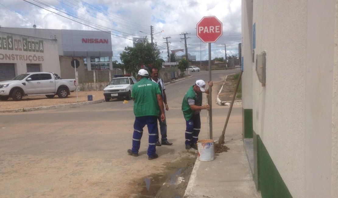 Vereador atende pedido da população e aciona SMTT para colocação de placas