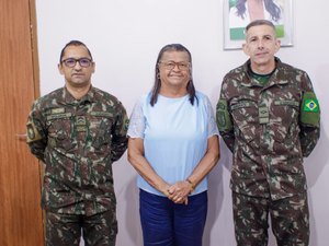 Prefeita Tia Júlia se reúne com representantes do Tiro de Guerra e reafirma apoio à instituição