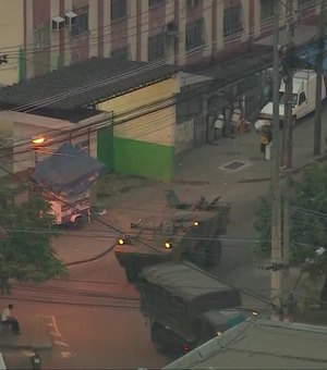 Militares e policiais fazem operação no Complexo do Alemão