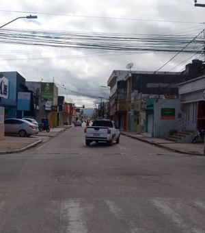 Criminosos invadem farmácia e casa em Arapiraca para furtar televisão e produtos
