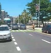 Óleo na pista provoca colisão entre carro e moto na Pajuçara