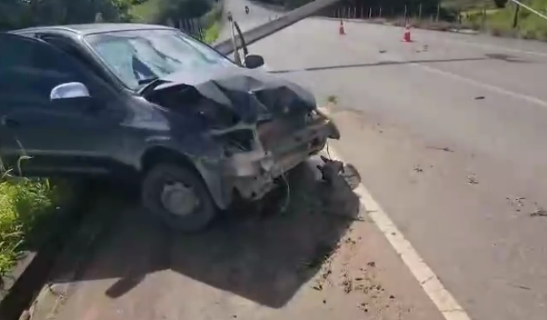 Carro colide em poste após desviar de buraco na AL-110, em Arapiraca
