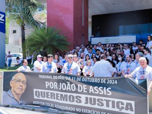 Servidores da Sefaz-AL pedem justiça por João de Assis em protesto em Maceió