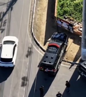 Viatura da Polícia Civil colide com poste após tentar desviar de cachorro em Arapiraca