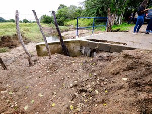 Prefeita Tia Júlia e equipe visitam pontos críticos afetados pelas chuvas em Palmeira dos Índios