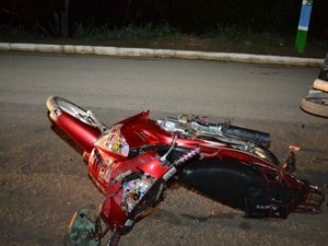 Mulher fica ferida após perder o controle de motocicleta e colidi com estabelecimento comercial