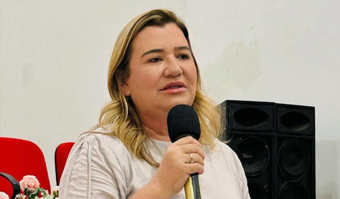 Prefeita Eronita Sposito concede aumento salarial para professores de Porto Calvo