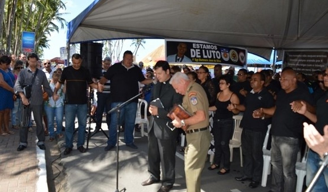 Homenagem ao sargento Dietmarx é marcada pela emoção na orla de Maceió
