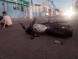 Jovem cruza sinal vermelho e é atingido por carro em Arapiraca