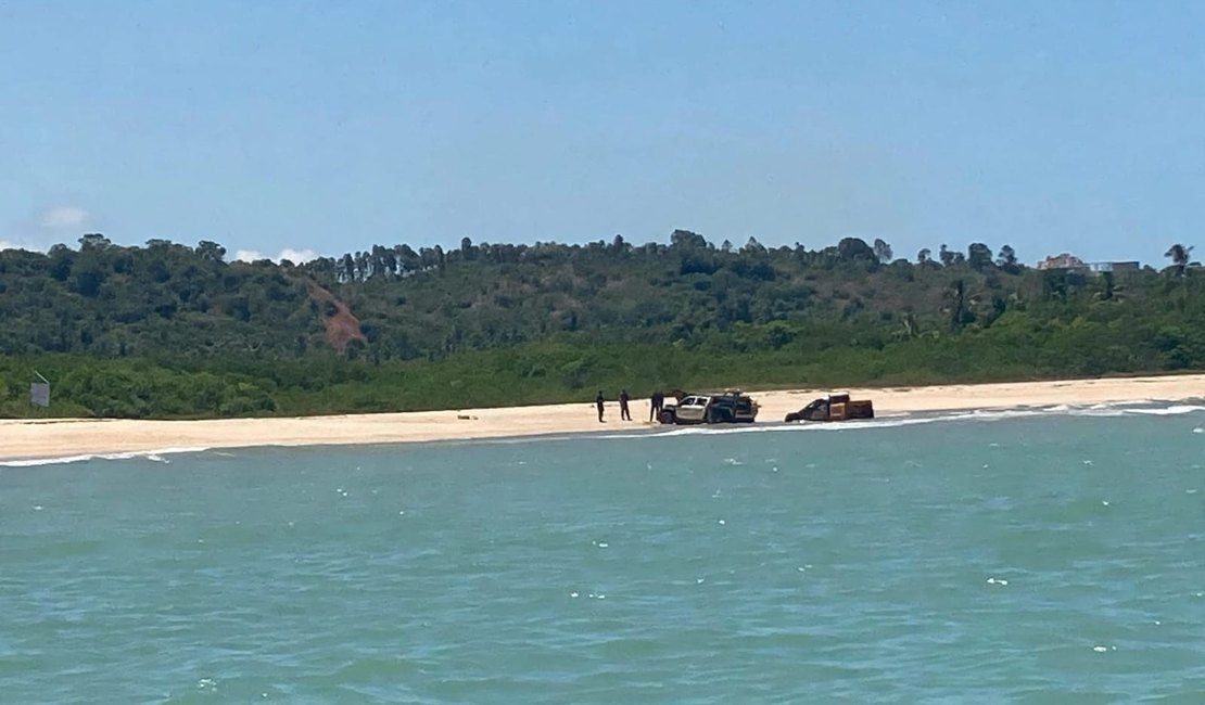 Carro da SMTT de Maragogi atola na faixa de areia da Praia de Burgalhau