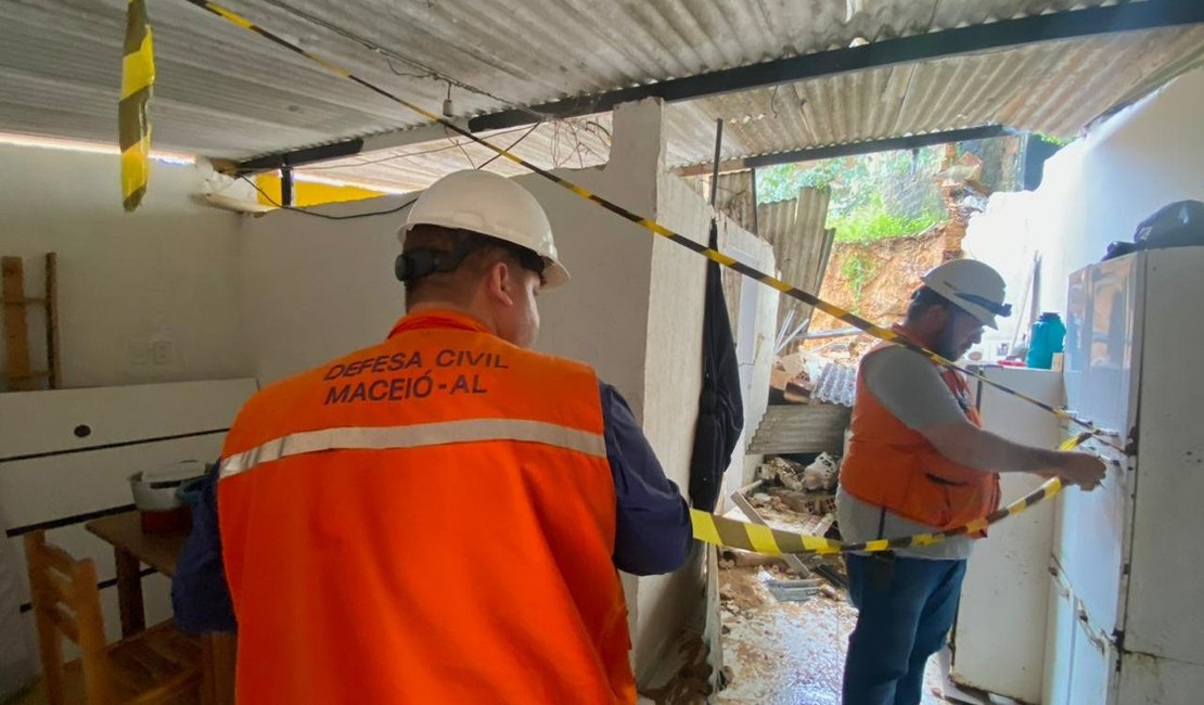 Defesa Civil interdita quatro casas após desabamento de muro em Maceió