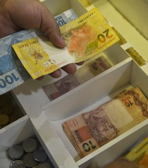 Brasileiros usam cada vez menos dinheiro em espécie, diz Banco Central