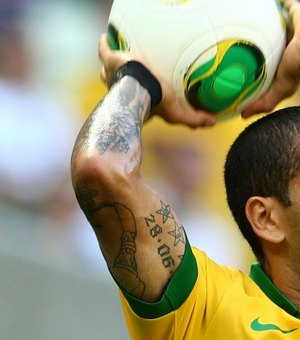 Daniel Alves será o capitão do Brasil contra a Colômbia