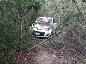 Veículo roubado em Arapiraca é encontrado em Limoeiro de Anadia