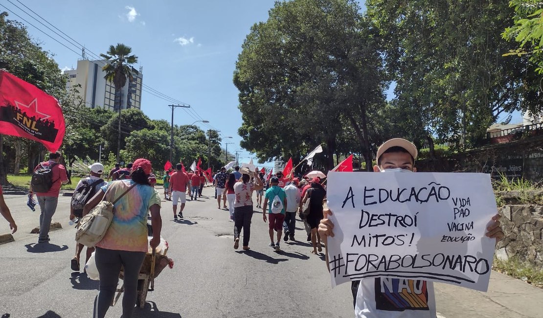 Manifestantes protestam contra Bolsonaro em  Maceió e fecham avenida