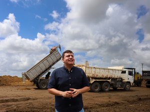 Prefeito Carlos visita início das obras do Novo Mercado de Rio Largo