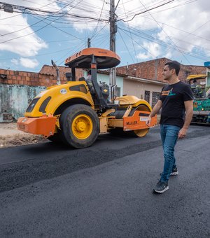 JHC vistoria obras de pavimentação na Travessa Brasília, no Tabuleiro do Martins
