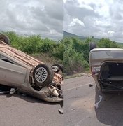 Carro capota após roda se soltar e deixa duas pessoas feridas na AL-220