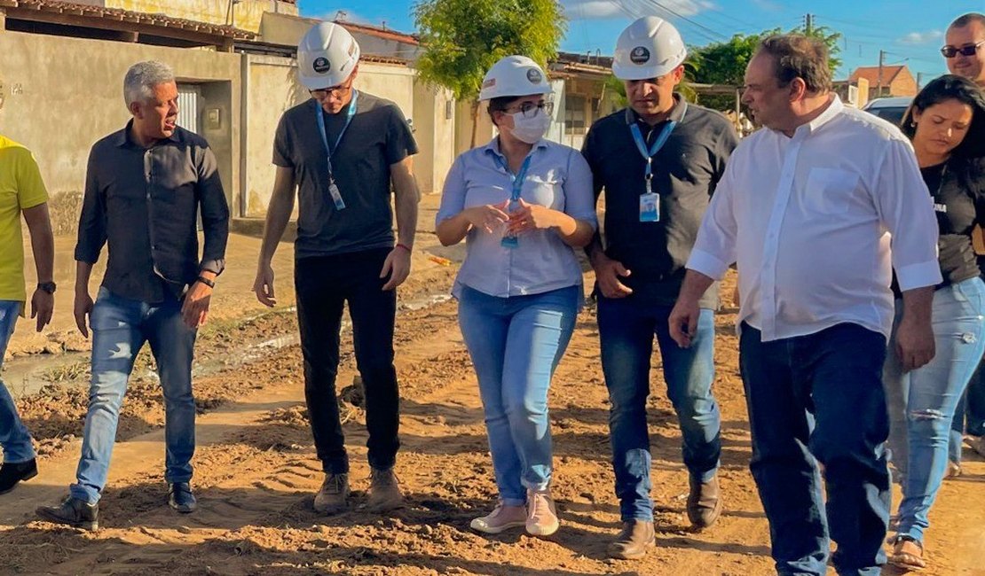 Prefeito vistoria obras de pavimentação no bairro Nova Esperança