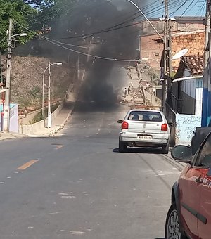 Populares fecham avenida no bairro do Feitosa
