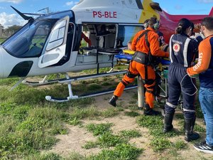 Duas pessoas ficam feridas após carro bater em árvore em Coruripe